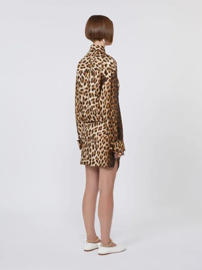 Vestido camisa cruzado em sarja de seda, cor camelo