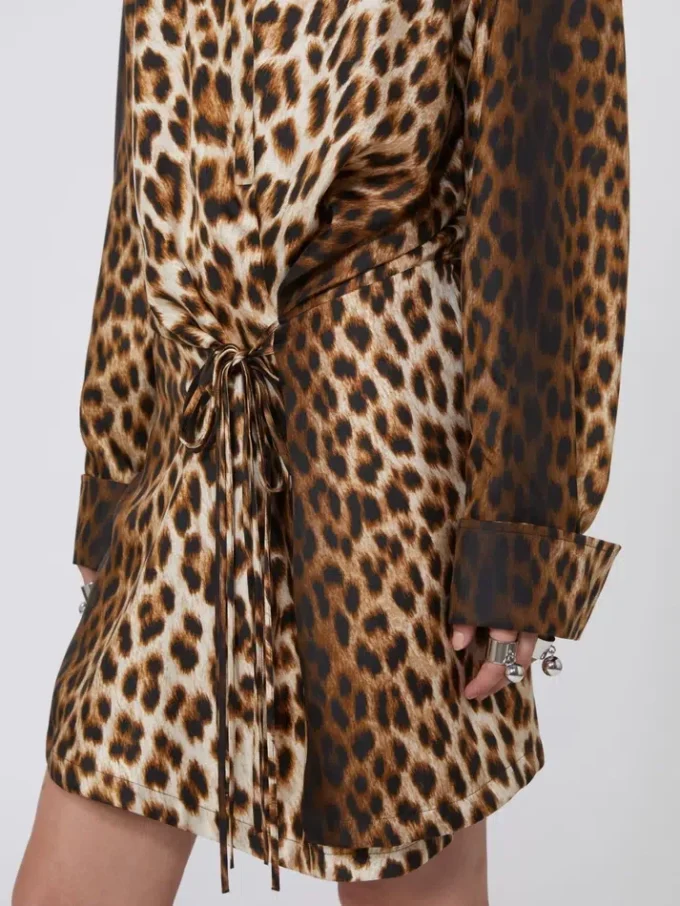Vestido camisa cruzado em sarja de seda, cor camelo