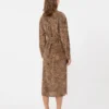 Vestido camisa em crepe de seda estampado, cor camelo Vestido camisa em crepe de seda estampado, cor camelo