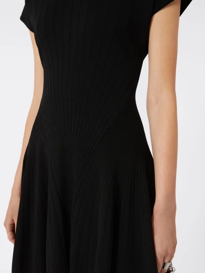Vestido de malha, justo na cintura, preto Vestido de malha, justo na cintura, preto