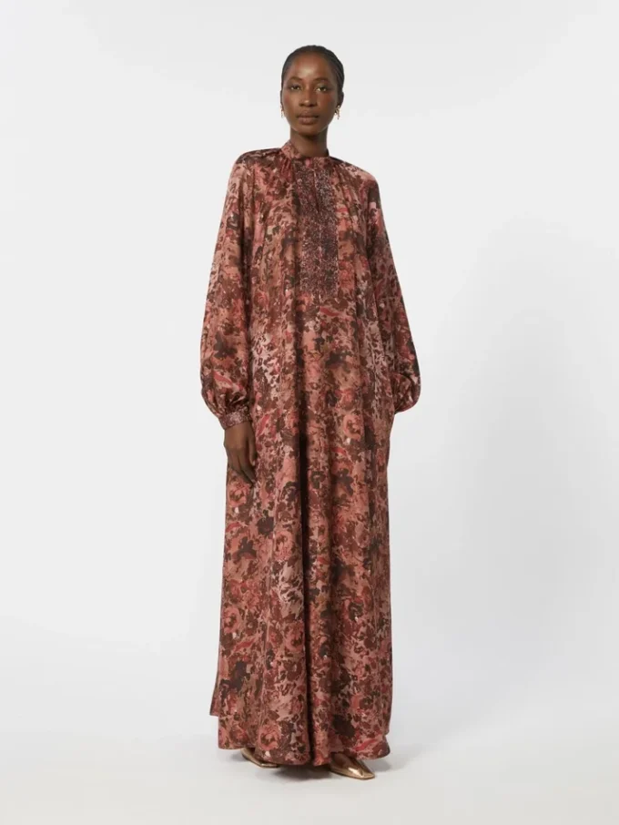 Vestido de seda estampado com corte evasê, cor bordô