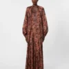 Vestido de seda estampado com corte evasê, cor bordô