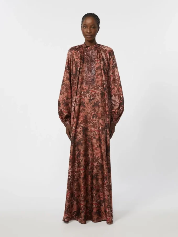 Vestido de seda estampado com corte evasê, cor bordô