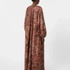 Vestido de seda estampado com corte evasê, cor bordô