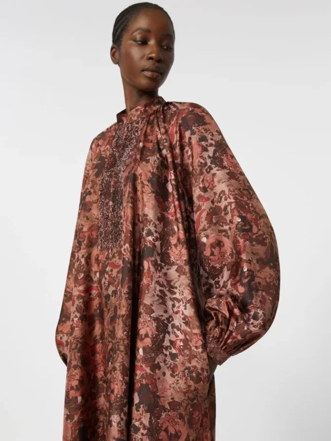 Vestido de seda estampado com corte evasê, cor bordô