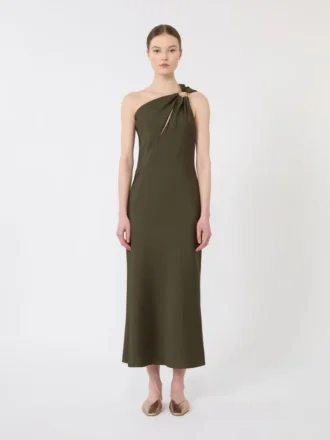 Vestido de um ombro só em cetim brilhante, verde musgo