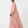 Vestido kaftan em sarja estampada, cor de coral