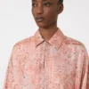 Vestido kaftan em sarja estampada, cor de coral
