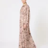 Vestido longo com corte em V e estampa lama, ouro rosa Vestido longo com corte em V e estampa lama, ouro rosa