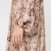 Vestido longo com corte em V e estampa lama, ouro rosa Vestido longo com corte em V e estampa lama, ouro rosa